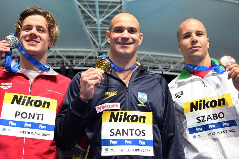 Nicholas Santos (centro), mostra medalha de ouro conquistada no Mundial em Melbourne, Austrália, ao lado do húngaro Szebasztian Szabo (dir.), bronze, e do suíco Noe Ponti (esq.), prata