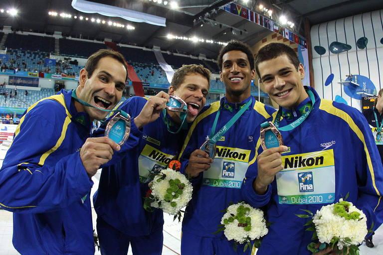 Em 2010, (da esq. à dir.) Nicholas Santos, Cesar Cielo, Nicolas Oliveira e Marcelo Chierichini, medalhistas de bronze no revezamento 4x100 metros livre em competição em Dubai, nos Emirados Árabes Unidos