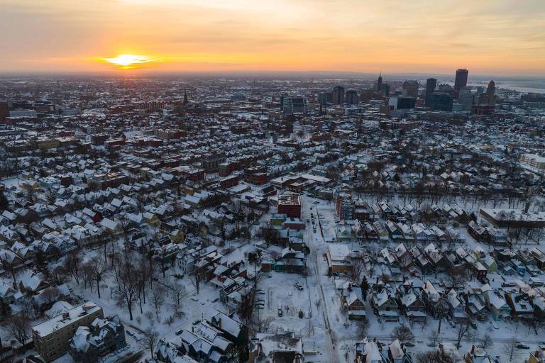 Sol nasce sobre Buffalo, em Nova York, após nevasca que matou ao menos 60 pessoas nos EUA