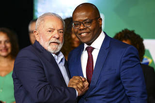 O presidente eleito, Luiz Inácio Lula da Silva, e o futuro ministro dos Direitos Humanos, Silvio Almeida, durante anúncio de novos ministros que comporão o governo.