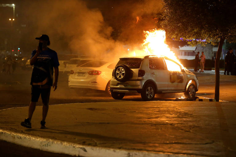 Carro é incendiado por grupo de bolsonaristas que tentaram invadir a sede da Polícia Federal em Brasília