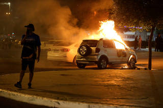 Bolsonaristas queimam carros após prisão de indígena