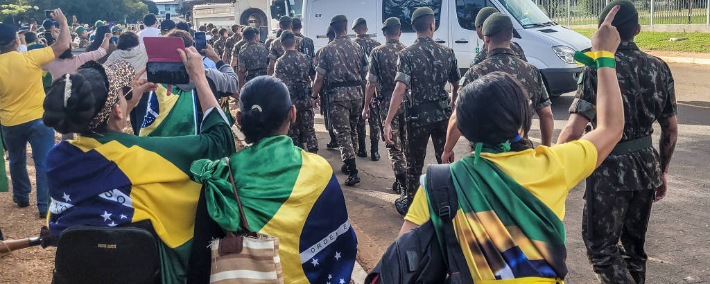 Manifestantes golpistas tentam expulsar agentes que iriam desmontar acampamento em frente ao QG do Exército em Brasília
