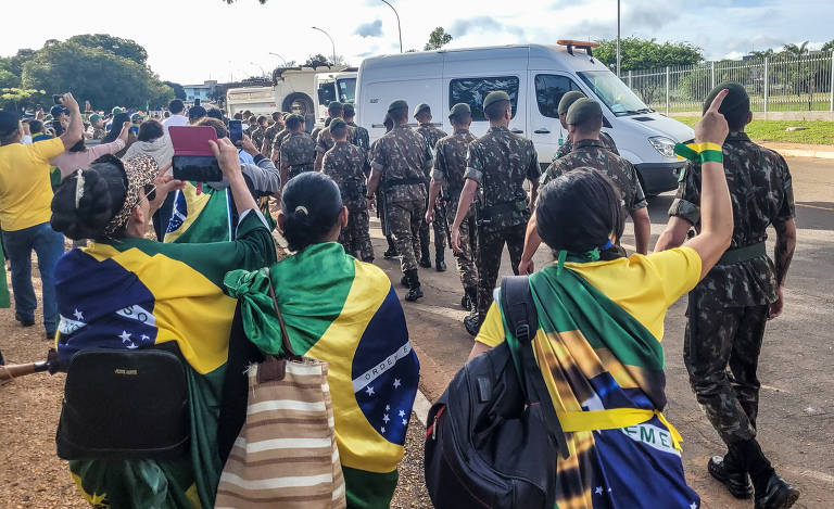 Vídeo: Bolsonaristas reagem a desmonte de acampamento - 29/12/2022 - Poder  - Folha