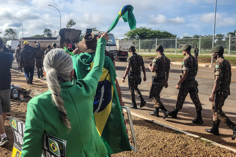 Bolsonaristas reagem a ação do Exército para desmonte de acampamento em Brasília
