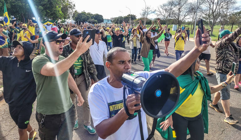 A Folha acompanhou a ação. Bolsonaristas acampados se juntaram no local para evitar o desmonte e xingavam integrantes do governo do DF
