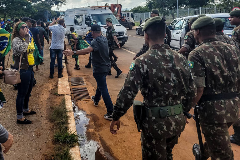 Pedras foram atacadas, e pessoas chutaram alguns carros. A operação foi abortada logo em seguida.
