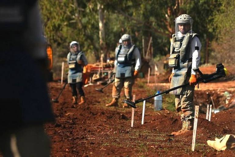Equipes de desativação de minas terrestres no Líbano começam o trabalho cedo para evitar temperaturas sufocantes