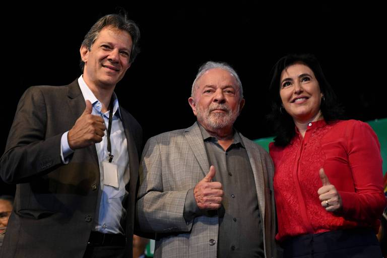 Lula entre Haddad (Fazenda) e Simone Tebet (Planejamento) durante anúncio de ministros