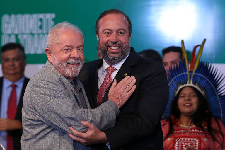 O futuro ministro de Minas e Energia, Alexandre Silveira (dir.), ao lado de Lula