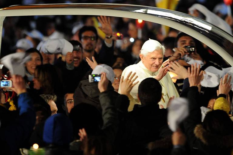 O papa Bento 16 cumprimenta fiéis na praça de São Pedro ao chegar ao local para um encontro com jovens da região de Roma, no Vaticano