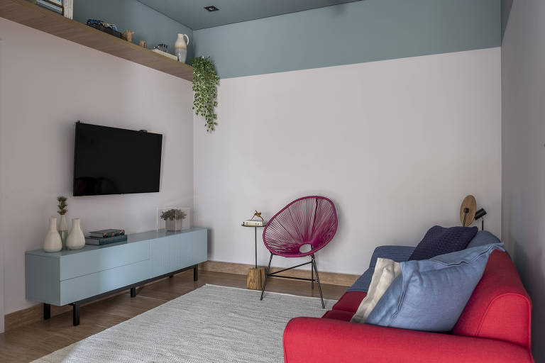 Sala de estar com pintura azul no teto e numa faixa no alto da parede