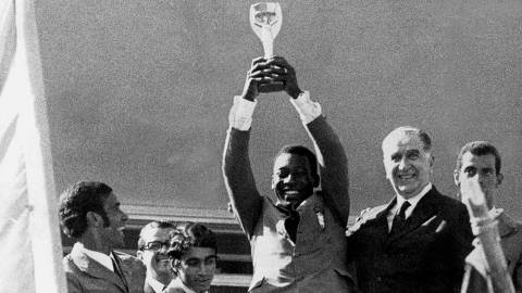 ORG XMIT: 163501_0.tif Copa do Mundo de 1970: Pelé levanta a Taça Jules Rimet conquistada no México. Ao lado, o presidente Emílio Garrastazu Médici. Imagem que fez parte da exposição 
