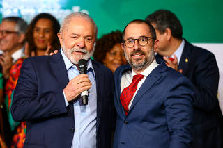 O presidente eleito, Luiz Inácio Lula da Silva, e o futuro ministro da Controladoria-Geral da União, Vinicius Carvalho, durante anúncio de novos ministros que comporão o governo.