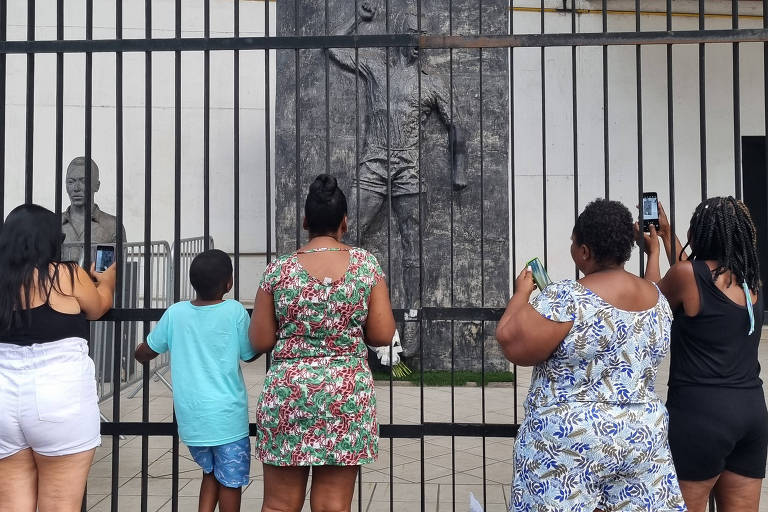 Torcedores homenageiam Pelé na Vila Belmiro