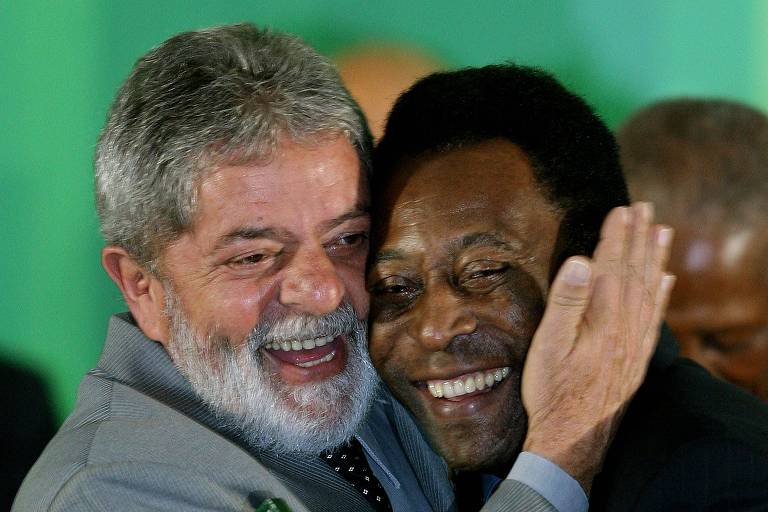 Lula (esq.) e Pelé abraçados durante evento, em 2008, que celebrou os 50 anos da primeira Copa do Mundo conquistada pelo Brasil
