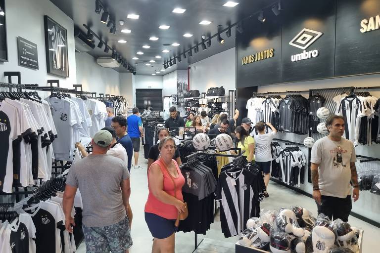 Torcedores enchem loja da Vila Belmiro após a notícia da morte de Pelé