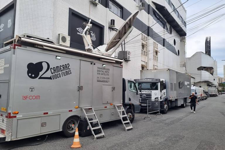 Links de TV na Vila Belmiro para a cobertura da morte de Pelé