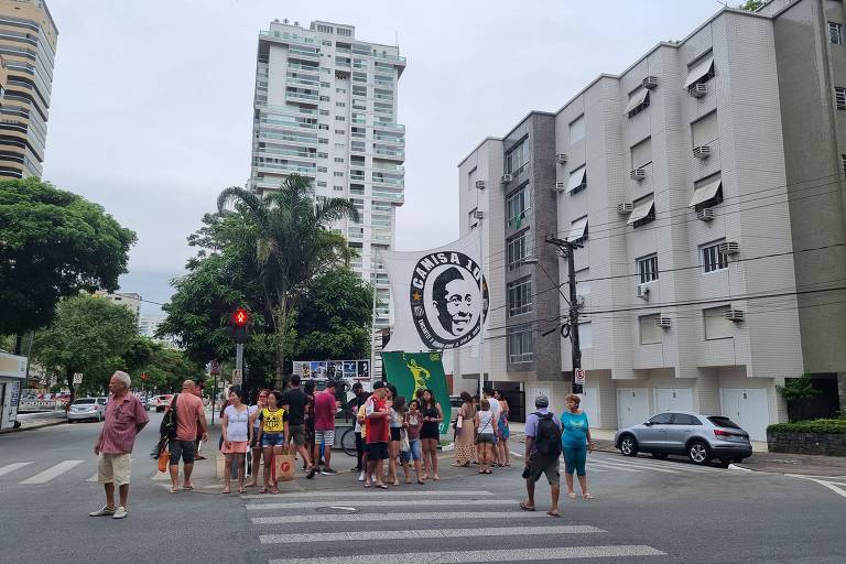Fãs de Pelé se reúnem junto a famosa estátua do Rei Pelé dando um soco no ar, em Santos,no bairro Aparecida