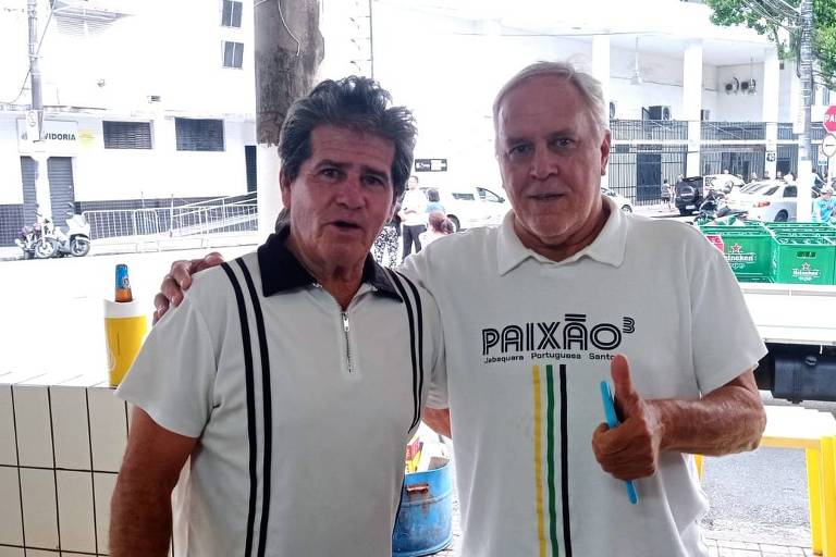 João Paulo e Aluísio Guerreiro, ex-jogadores do Santos, em um dos bares próximos ao estádio