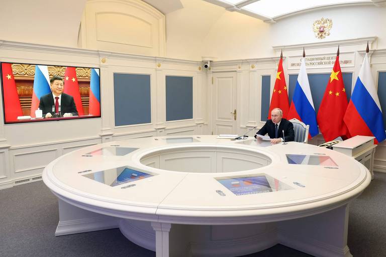 Em Moscou, o presidente russo, Vladimir Putin, faz reunião por videoconferência com o líder chinês, Xi Jinping