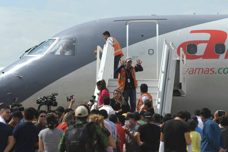 Manifestantes invadem aeroporto de Santa Cruz, na Bolívia, e tentam impedir decolagens de aviões após prisão do governador da região, Luis Fernando Camacho