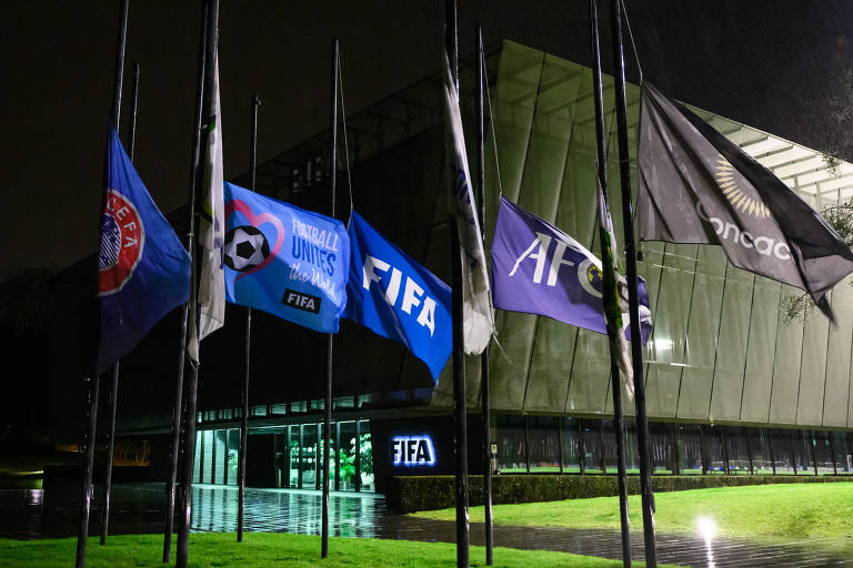 Bandeiras estão hasteadas a meio mastro na sede da Fifa, em Zurique (Suíça).