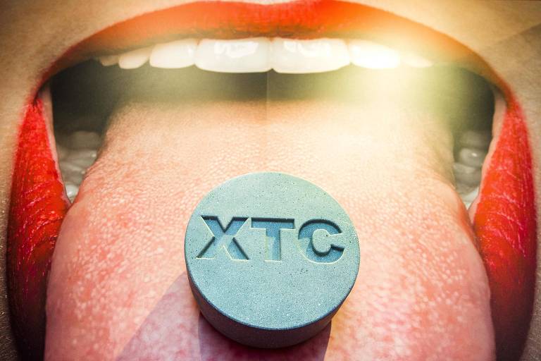 Pôster mostra boca aberta com língua para fora e pílula da droga ecistay com inscrição "XTC"