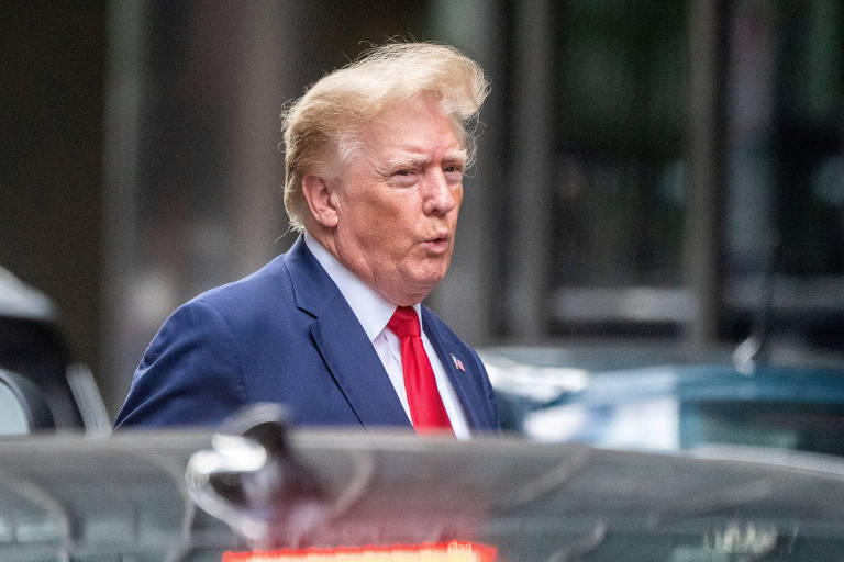 O ex-presidente dos EUA Donald Trump deixa a Trump Tower, em Nova York
