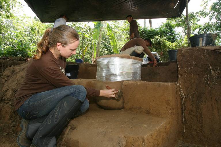 Arqueóloga escava possível urna funerária de cerâmica em sítio arqueológico de ilha no rio Madeira, em Porto Velho 