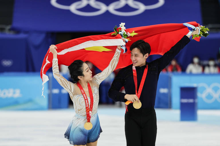 Sui Wenjing e Han Cong, da China, celebram medalha nos Jogos de Inverno de Pequim
