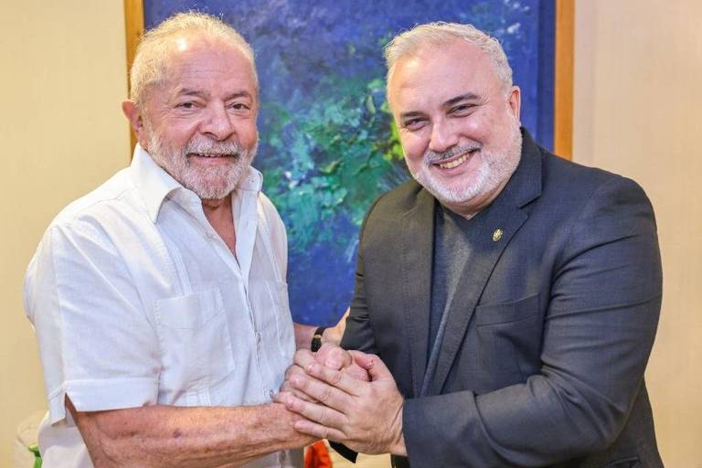 O presidente eleito Luiz Inácio Lula da Silva (PT) aperta as mãos do senador Jean Paul Prates (PT-RN) 