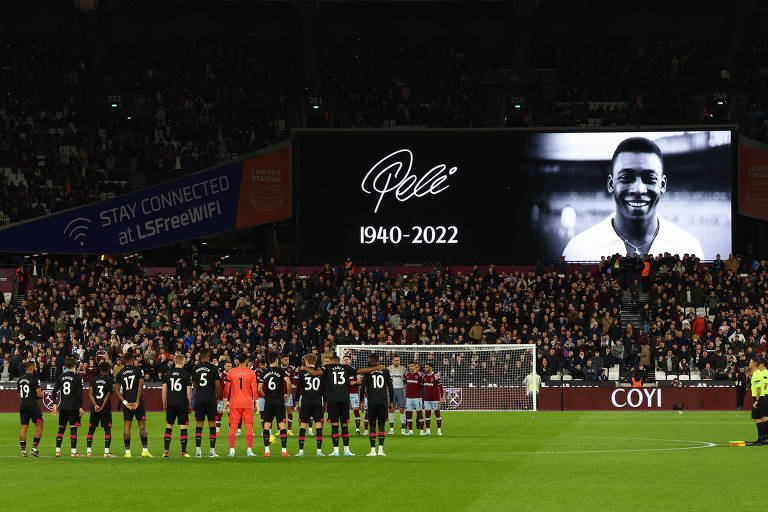 Homenagem a Pelé antes do jogo entre West Ham e Brentford pelo Campeonato Inglês.