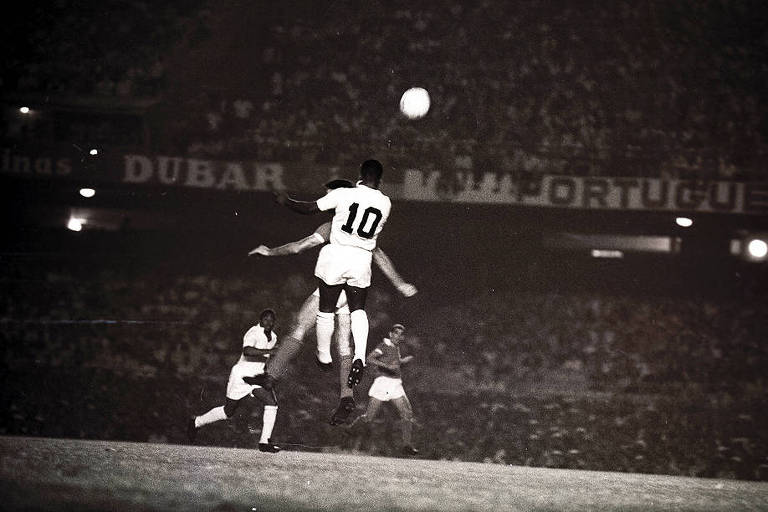 Pelé salta para cabecear a bola em partida contra o Benfica, em um dos jogos da final da Copa Intercontinental, no Maracanã, em 1962