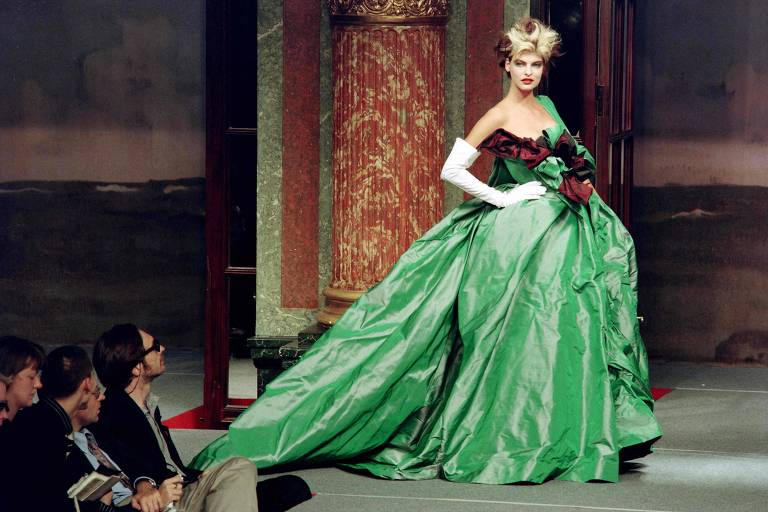 mulher usa vestido verde que remete à realeza