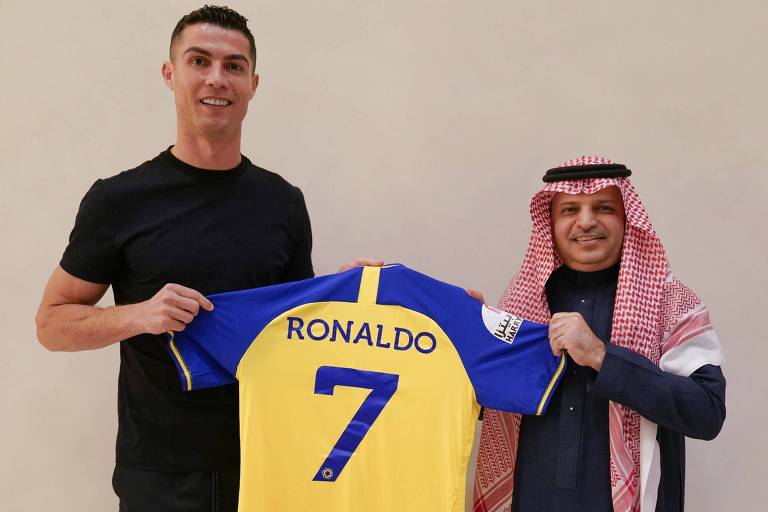 Cristiano Ronaldo posa com a camisa 7 do Al Nassr.