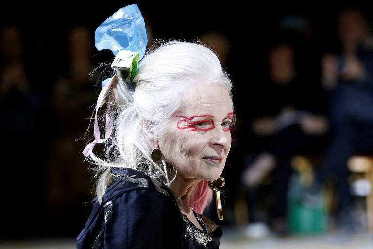 mulher idosa com maquiagem em desfile
