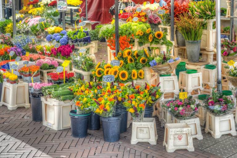 Mercado com vários tipos de flores