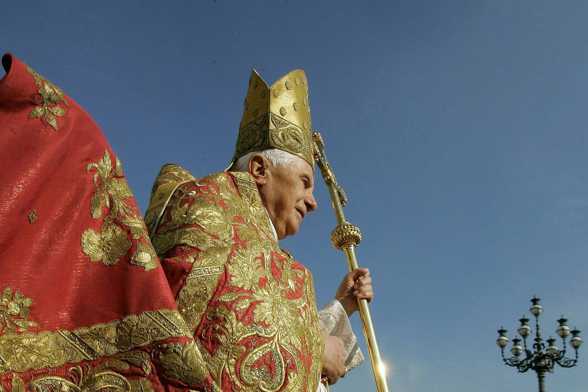 Francisco homenageia Bento XVI, 1º papa da era moderna a renunciar