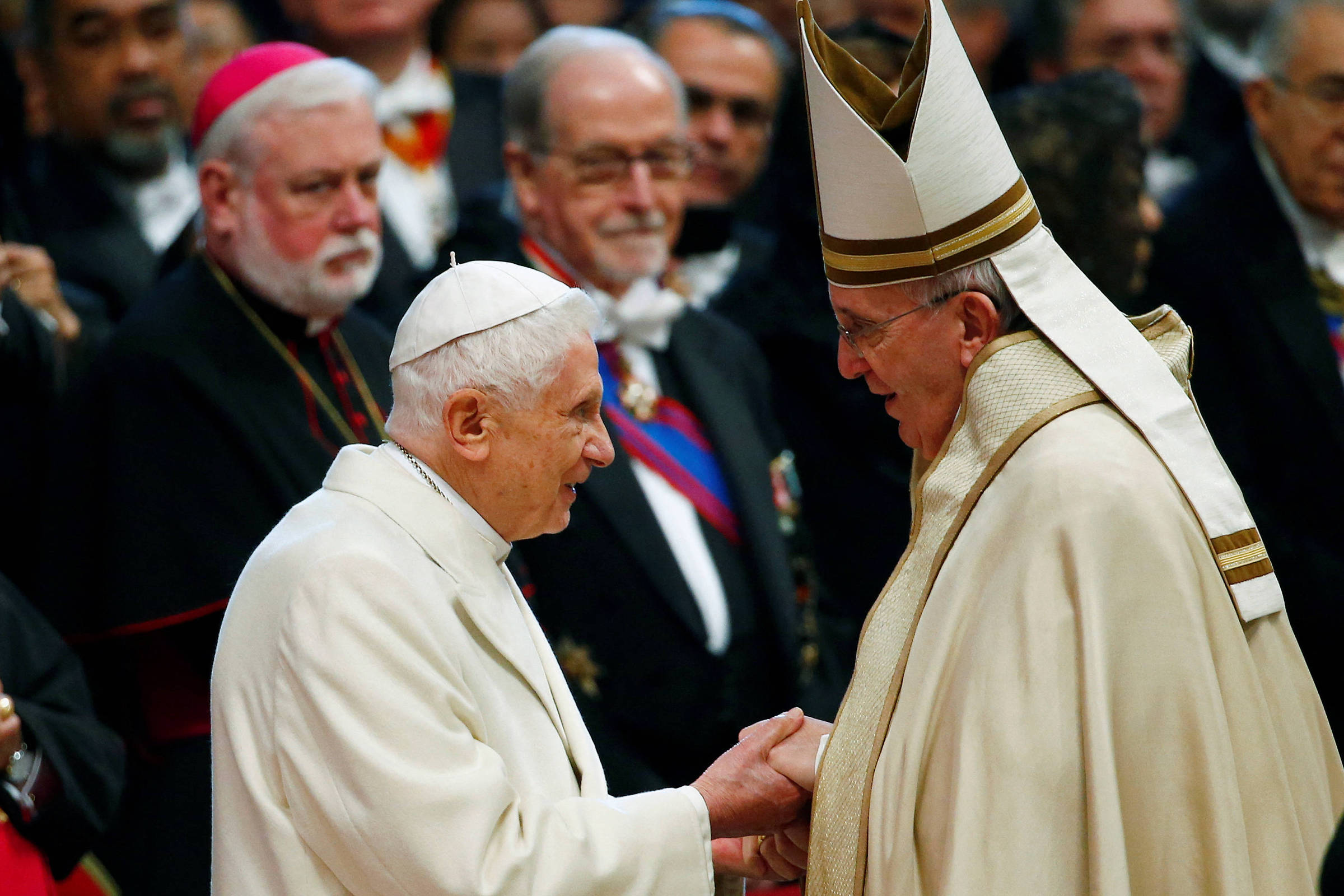 Francisco homenageia Bento XVI, 1º papa da era moderna a renunciar