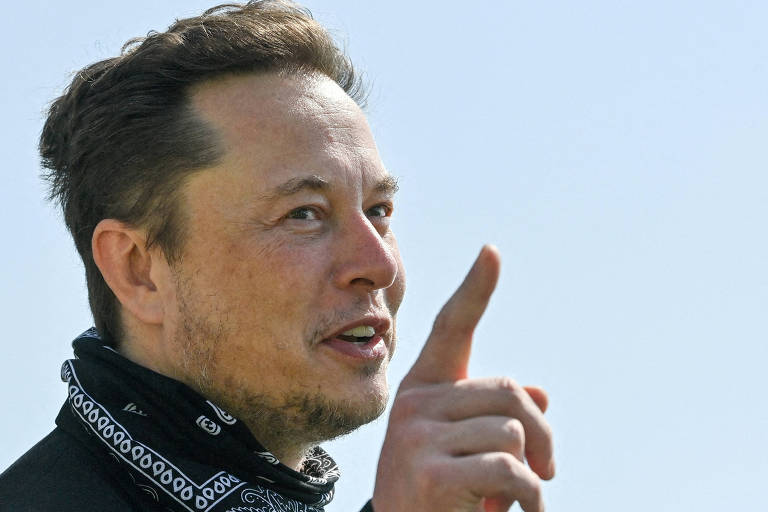 Elon Musk durante visita a fábrica da Tesla 
