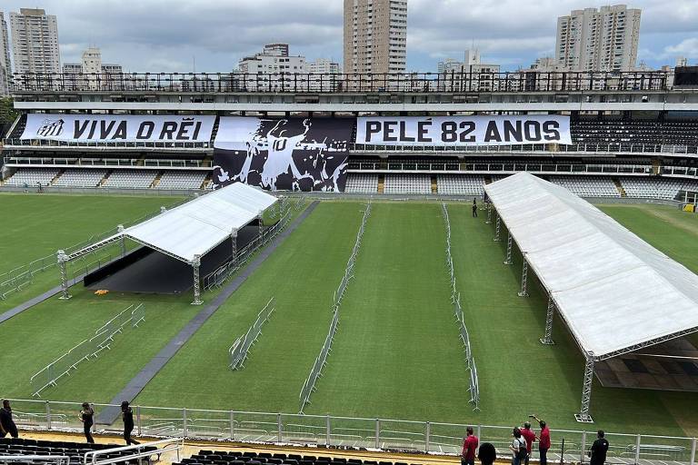 Duas grandes tendas montadas no centro do gramado do estádio Vila Belmiro