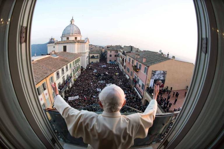 Bento 16 aparece saudando fiéis em sacada em foto divulgada pelo Vaticano em 2013