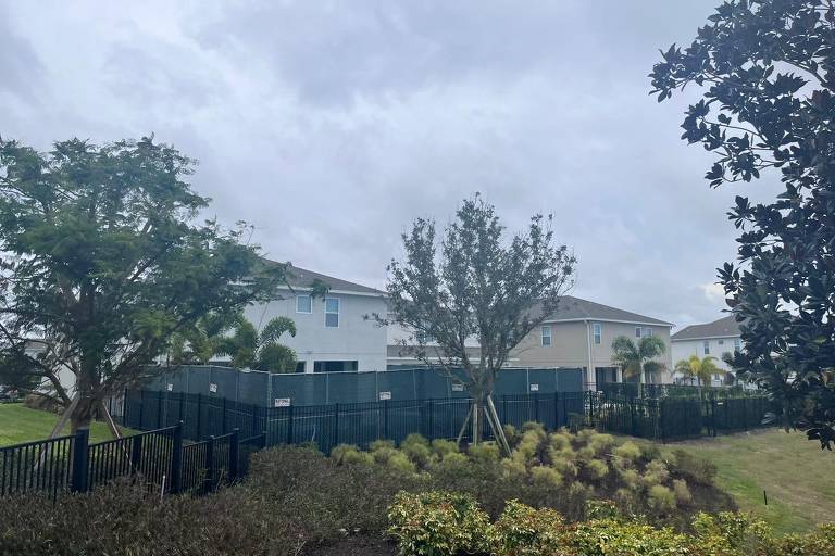 Casa em condomínio na região de Orlando, nos EUA, onde Jair Bolsonaro se hospedou neste final de 2022; fundos do imóvel foram cercados  