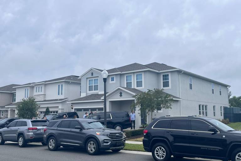 Casa em condomínio na região de Orlando, nos EUA, onde Jair Bolsonaro se hospedou no final de 2022; fundos do imóvel foram cercados