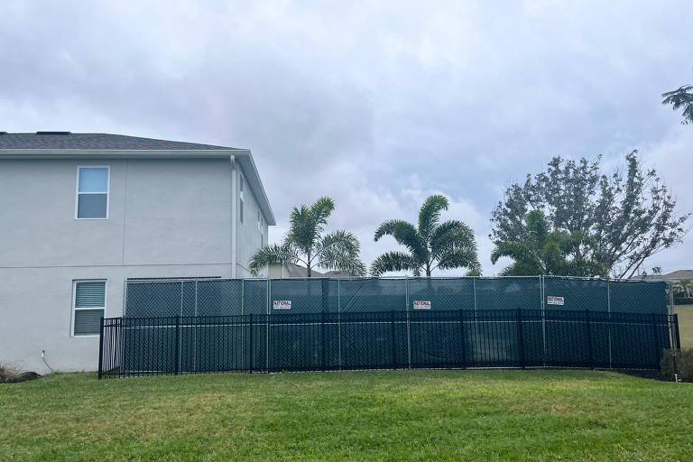 Casa em condomínio na região de Orlando, nos EUA, onde Jair Bolsonaro se hospedou no final de 2022; fundos do imóvel foram cercados