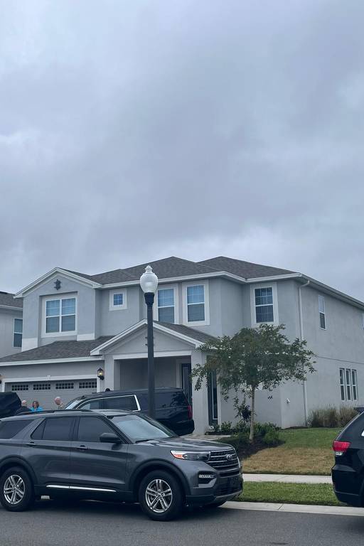 Casa em condomínio na região de Orlando, nos EUA, onde Jair Bolsonaro se hospedou no final de 2022; fundos do imóvel foram cercados
