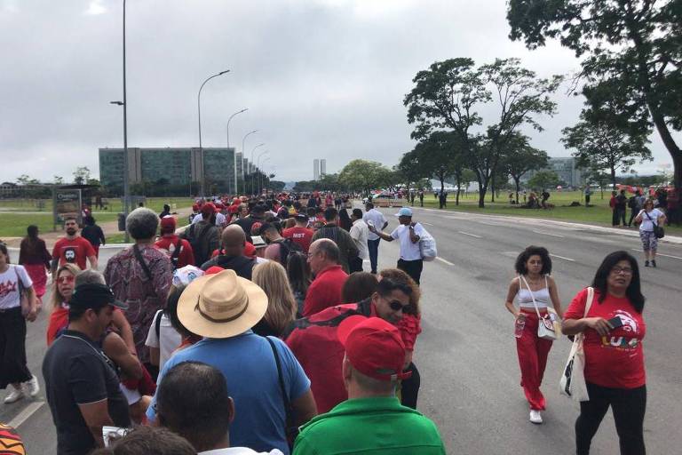 Apoiadores ocupam Esplanada dos Ministérios para posse de Lula e enfrentam fila