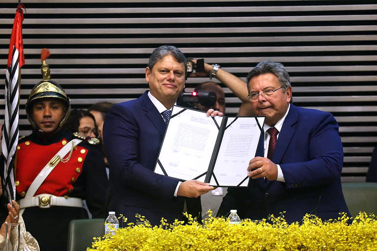 Tarcísio de Freitas (Republicanos) e Carlão Pignatari (PSDB) durante a cerimônia de posse do governadoroma posse como governador de SP neste domingo(1) ao lado do presidente da ALESP