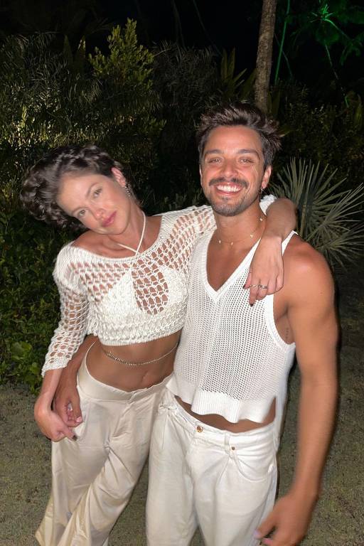 Agatha Moreira e Rodrigo Simas usam look brancos